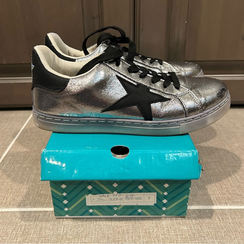 Anna Slick-20 Sneakers in Pewter and Black, Size 7